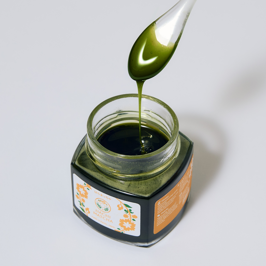 PCサイズの抹茶はちみつが瓶に注がれている様子