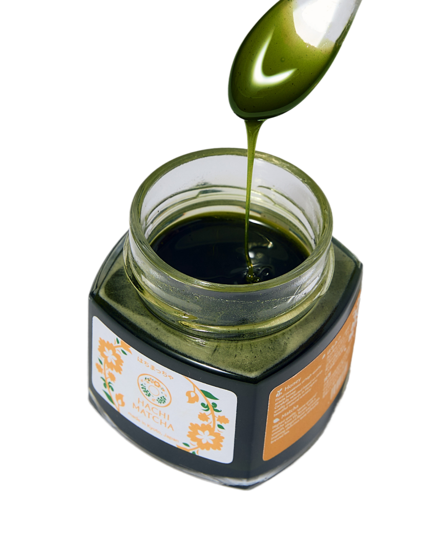 抹茶はちみつが瓶に注がれている様子